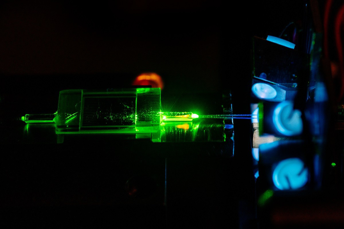 Permanente Verbindung eines Glasfaserkabels mit einem integriert optischen Quantenbauteil