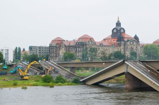 Beginn der Abbrucharbeiten an der Carolabrücke im Dresdner Stadtzentrum zwei Tage nach ihrem Einsturz in der Nacht vom 10. auf den 11. September 2024. Im Hintergrund ist das Gebäude der Sächsischen Staatskanzlei zu sehen, die oberste Landesbehörde des Freistaates Sachsen und Sitz des sächsischen Ministerpräsidenten.