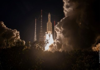 Erfolgreicher Start einer Ariane 5 Trägerrakete.