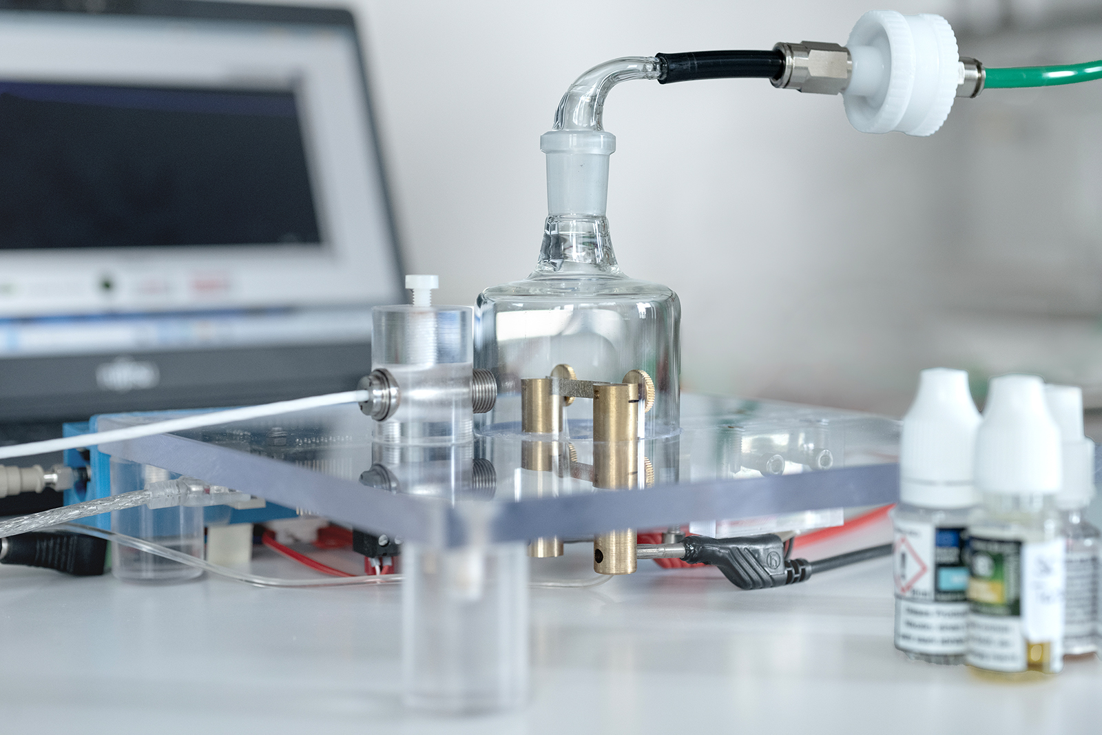 Mit dem patentierten EVape-Prototyp können die Forschenden am Fraunhofer ITEM E-Liquids kontrolliert verdampfen, um die entstehenden Emissionen zu analysieren und anschließend genau toxikologisch zu bewerten.