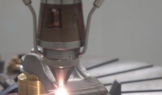 Um die Metallschicht in gleichbleibendem Abstand auf die komplexe Oberflächengeometrie der Werkzeuge auftragen zu können, ist der Laserkopf auf drei Achsen beweglich, zusätzlich verfügt er über zwei Rotationsachsen.