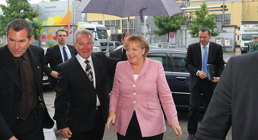 Bundeskanzlerin Angela Merkel und Professor Hans-Jörg Bullinger bei der Fraunhofer-Preisverleihung 2009 in München