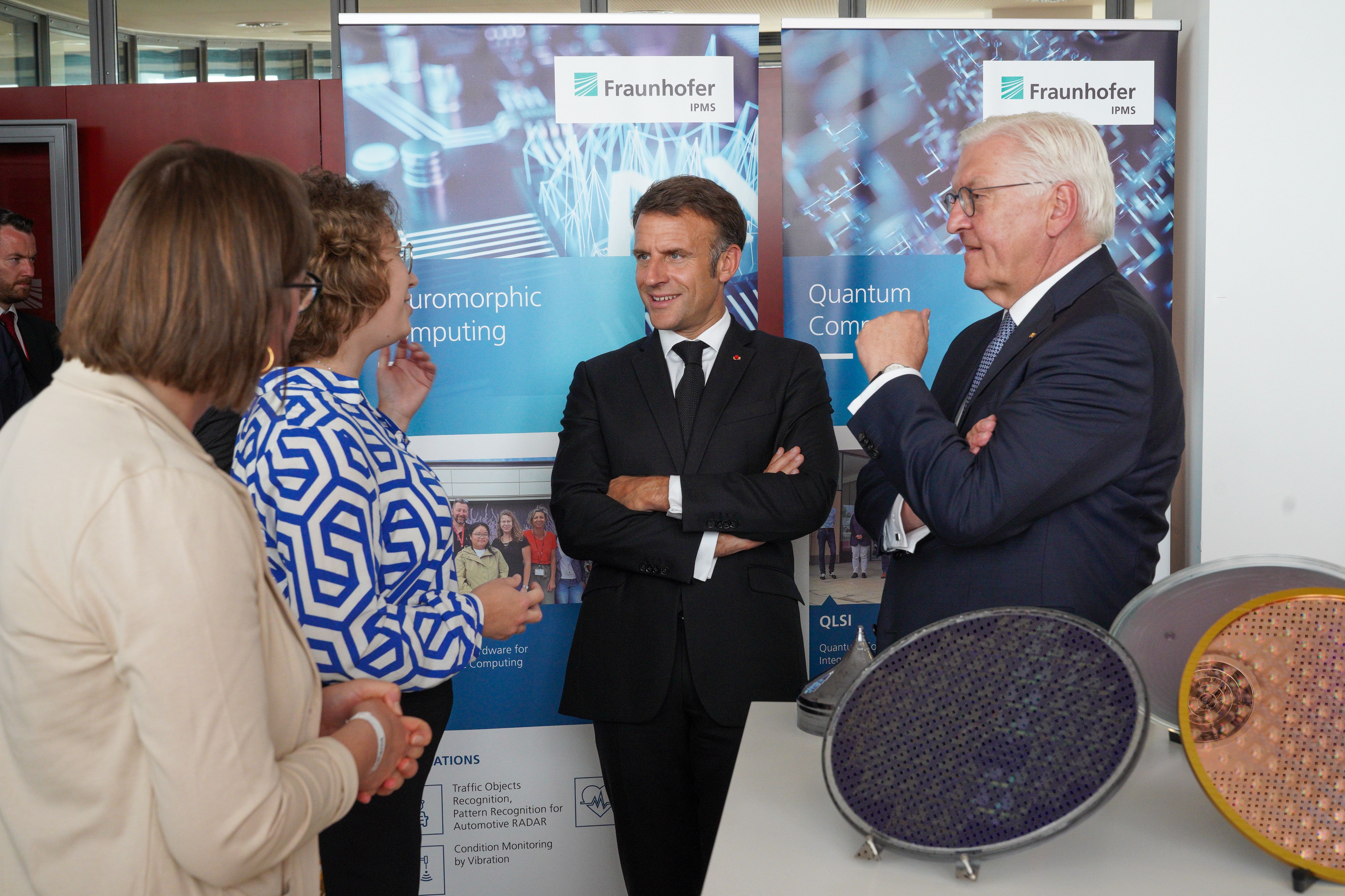 Am Fraunhofer IPMS ließen sich die beiden Präsidenten Hightech-Forschung aus den Bereichen Mikroelektronik, Medizintechnik und Quantentechnologien demonstrieren.