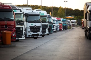 Die Suche nach einem regulären Lkw-Stellplatz an den Autobahn-Rastanlagen ist ein ständiger Stressfaktor für Fahrerinnen und Fahrer.