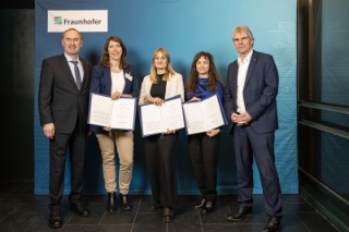 Hubert Aiwanger (links), Prof. Dr.-Ing. Holger Hanselka (rechts) und die Preisträgerinnen des Hugo-Geiger-Preises 2024 (v.l.n.r.): Dr. Patricia Erhard, Dr. Kerstin Müller und Dr. Sarah Klein.